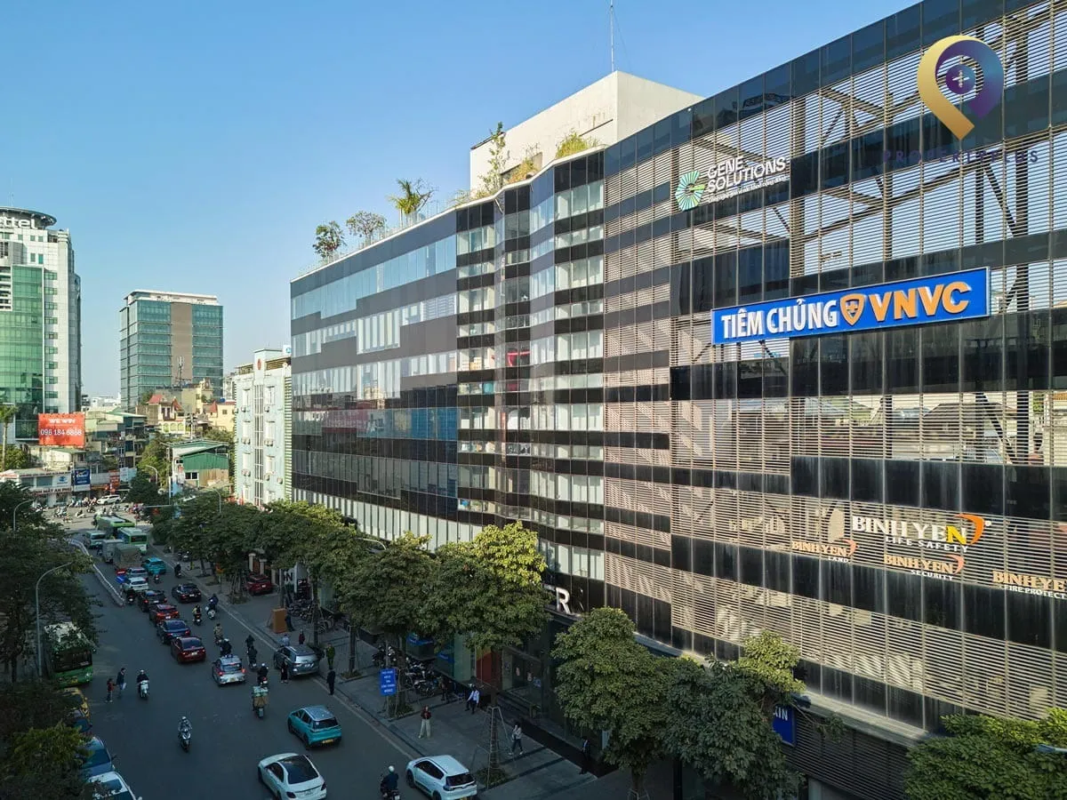 Tòa nhà NHS Center nhìn từ góc phố, nổi bật giữa khu vực trung tâm Đống Đa.